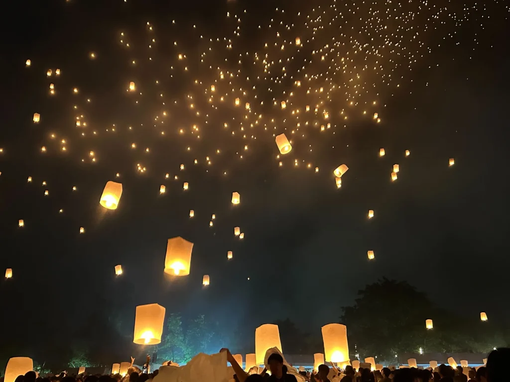 コムローイ祭りのランタンが空に上がる様子